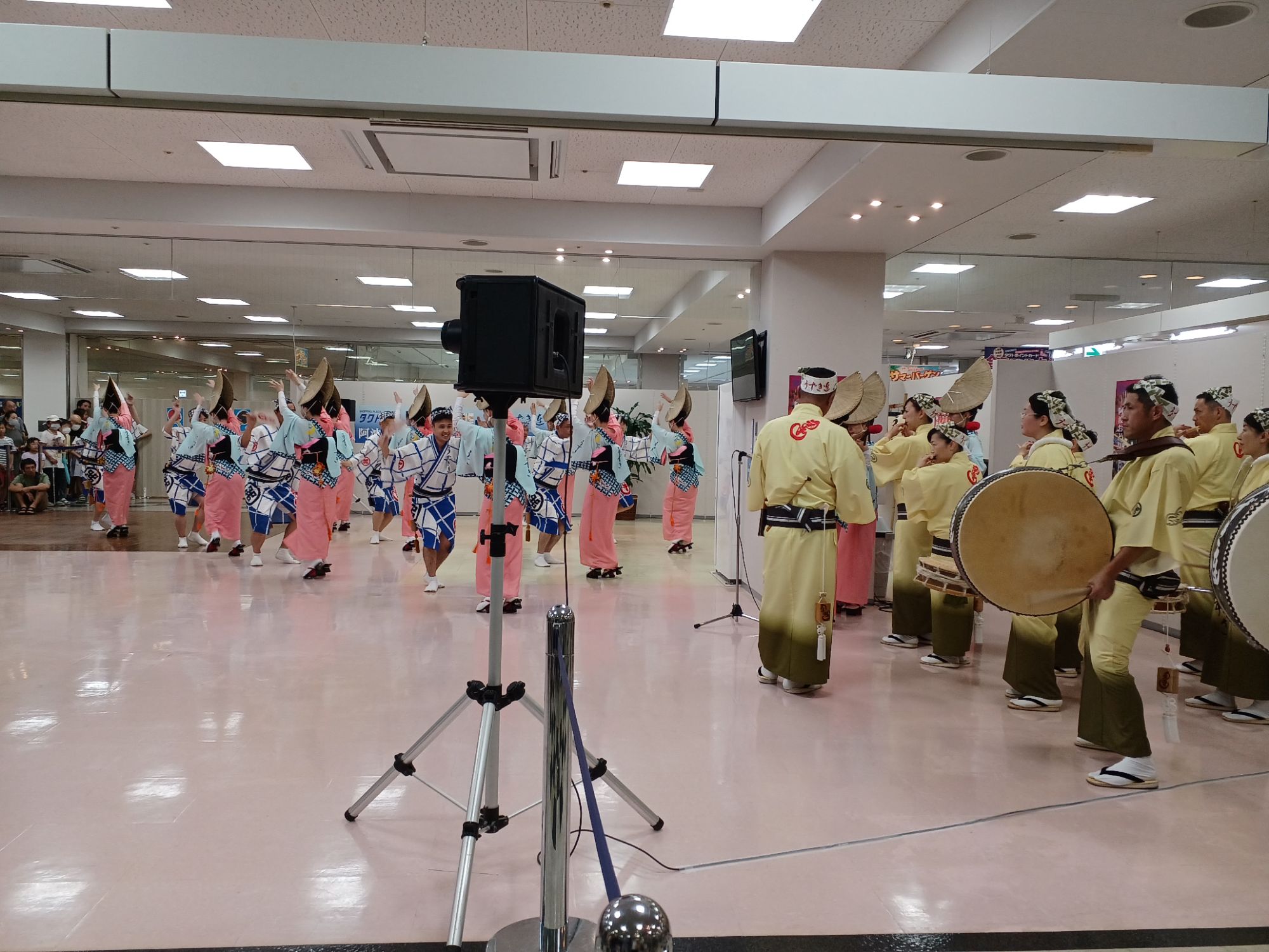 阿波おどり２日目野外演舞場での演舞が間もなく始まります。まちのあちこちで踊りの花が咲きます🎵